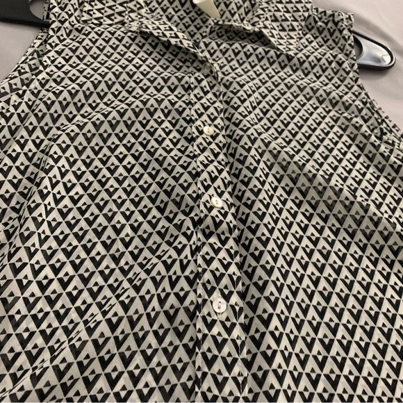 H&M Black & White geometric print hi-low sheer sleeveless button-down. Size 2 - Picture 5 of 15